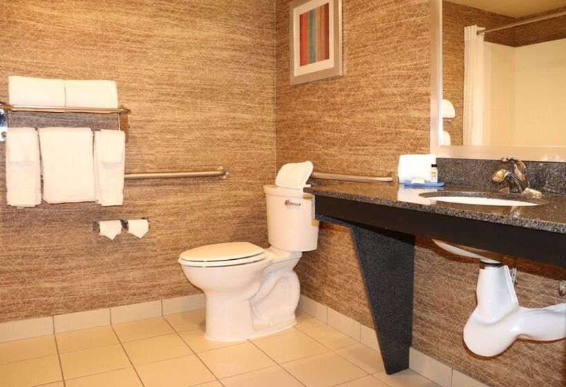 هتل Holiday Inn Express Port Hueneme, An Ihg