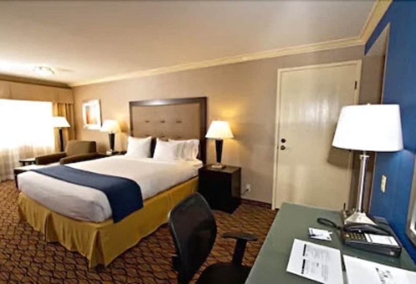 هتل Holiday Inn Express Port Hueneme, An Ihg