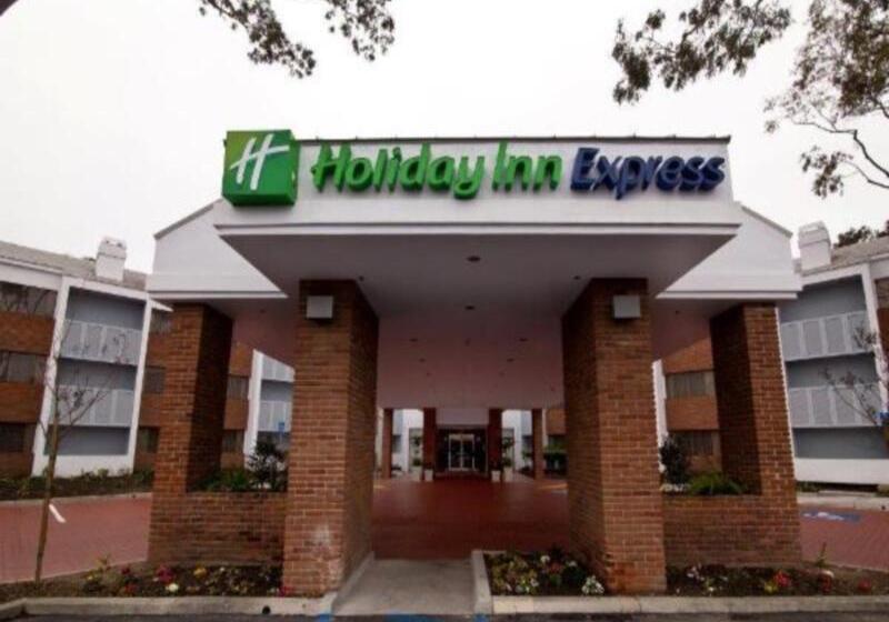 هتل Holiday Inn Express Port Hueneme, An Ihg