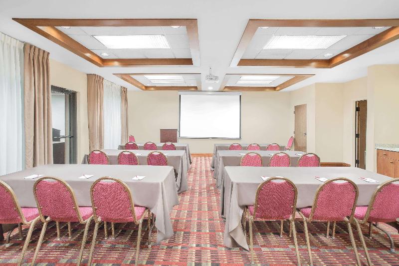 هتل Ramada By Wyndham Denver International Airport