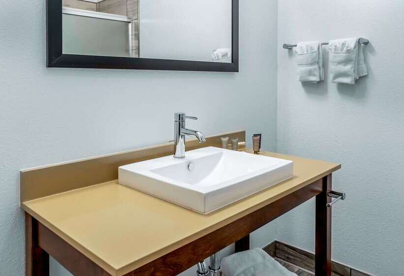 Riverview Inn & Suites, Ascend Hotel Collection