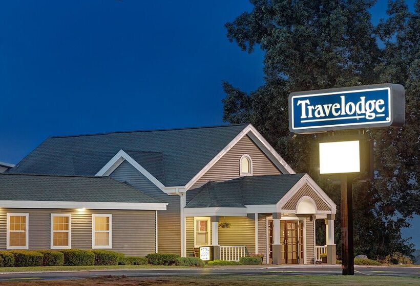 هتل Travelodge By Wyndham Iowa City
