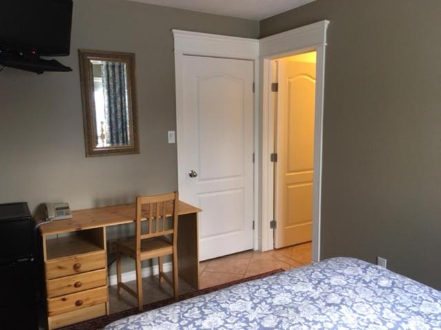 הוסטל Lakeshore Inn