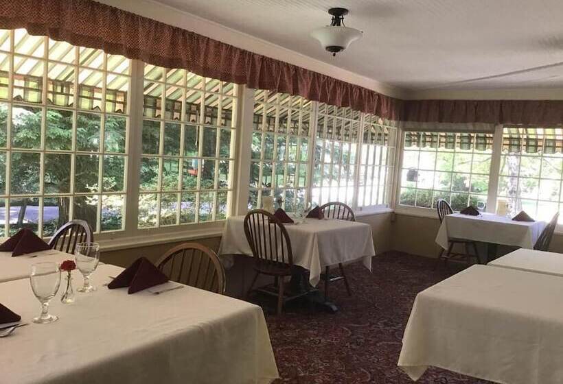 فندق Red Rocker Inn