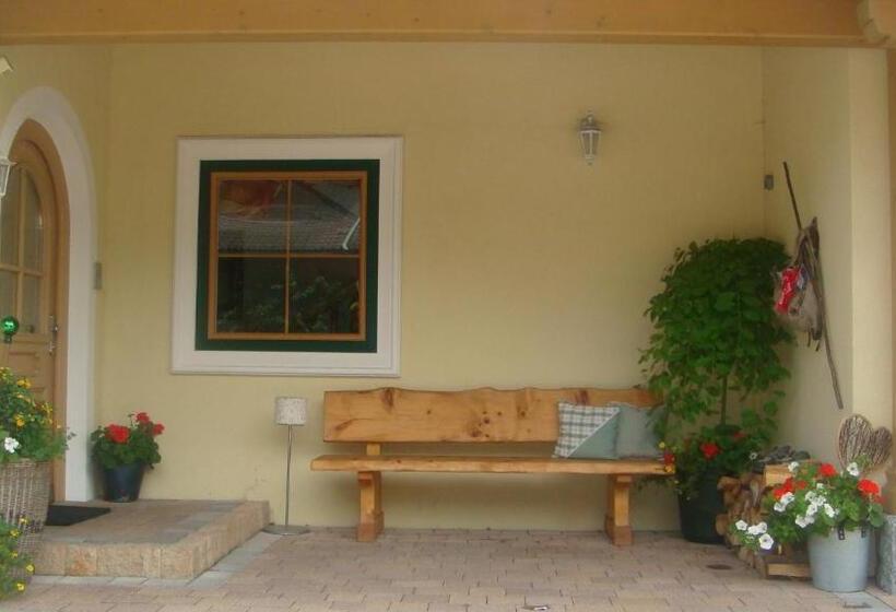 ホテル Bio Bauernhof Obertrattenbachhof