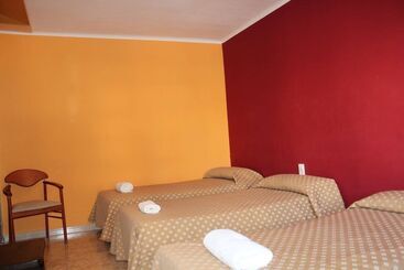 پانسیون Hostal Isla Cristina Mataró