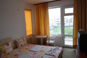 پانسیون Lilia Guest House