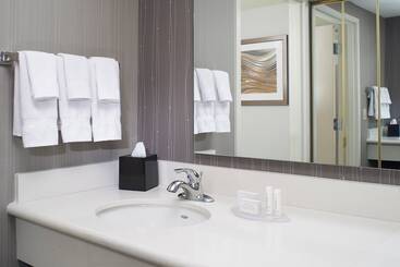 هتل Courtyard By Marriott Cleveland Airport North