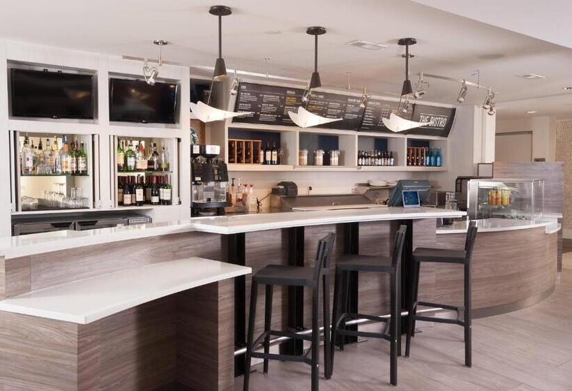 هتل Courtyard Charleston Waterfront