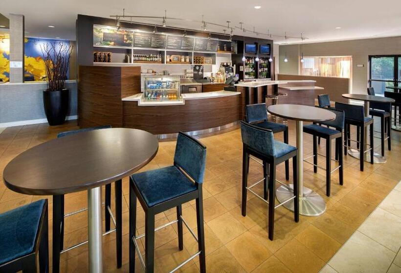 هتل Courtyard Cleveland Beachwood