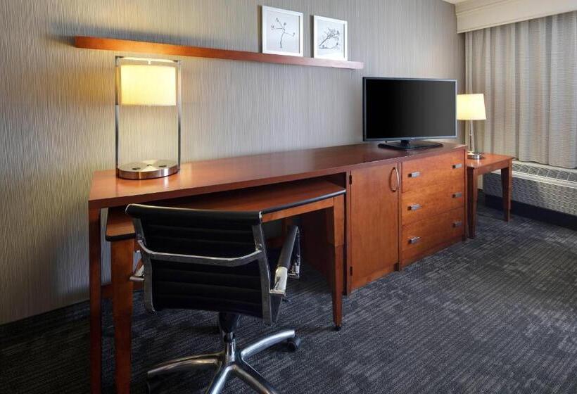 هتل Courtyard Cleveland Beachwood
