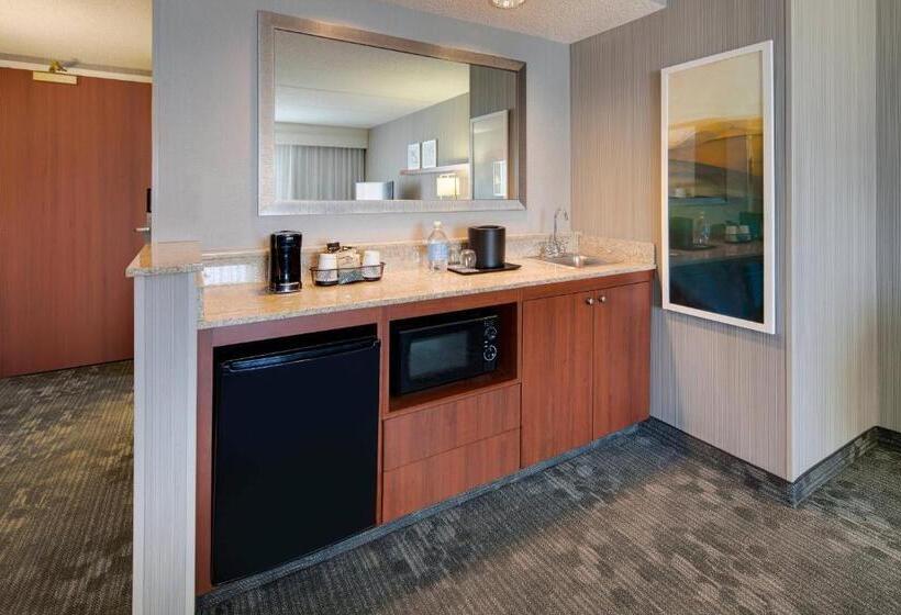 هتل Courtyard Cleveland Beachwood
