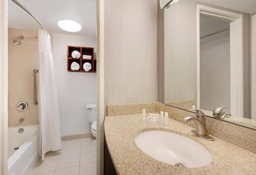 هتل Courtyard Cleveland Beachwood