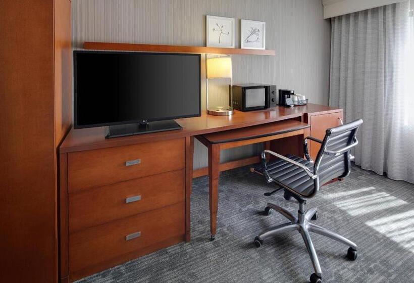 هتل Courtyard Cleveland Beachwood