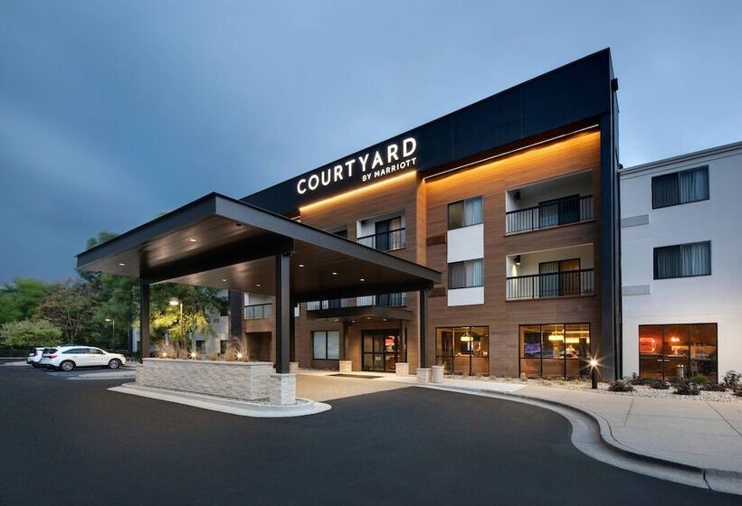 هتل Courtyard Grand Rapids Airport