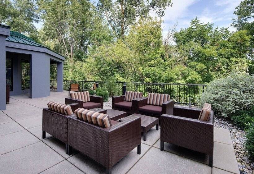 هتل Courtyard Grand Rapids Airport