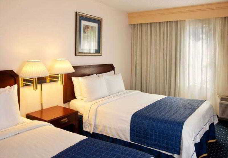 Courtyard By Marriott Houston Hobby Airport
