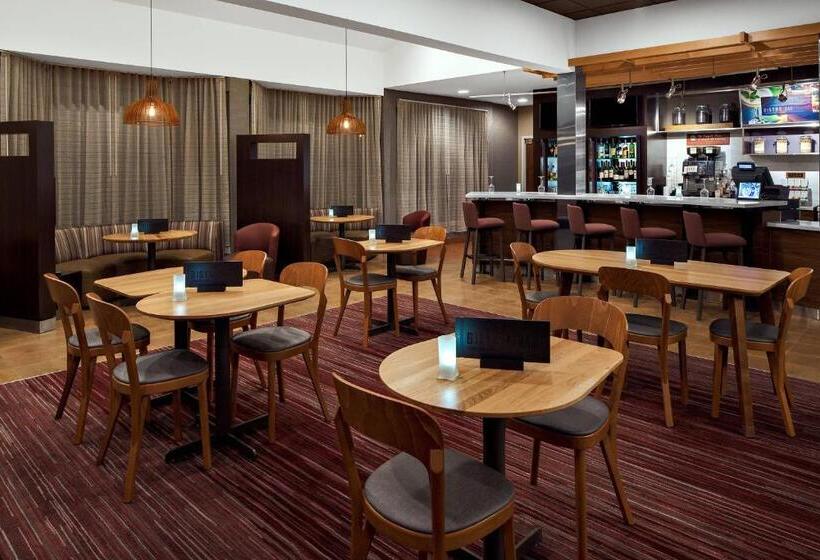 هتل Courtyard By Marriott Pittsburgh Airport