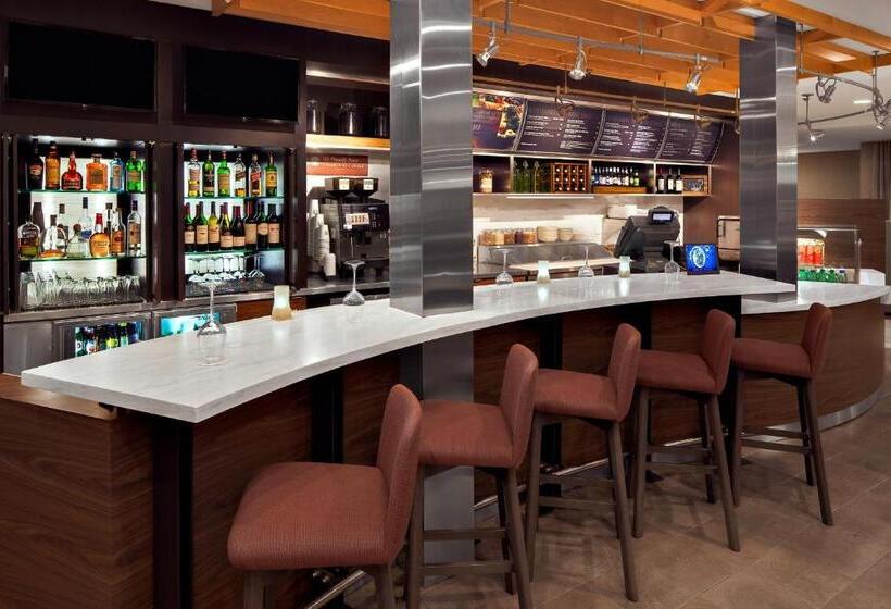 هتل Courtyard By Marriott Pittsburgh Airport