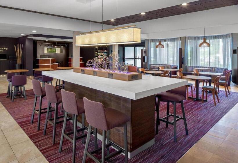 هتل Courtyard By Marriott Pittsburgh Airport
