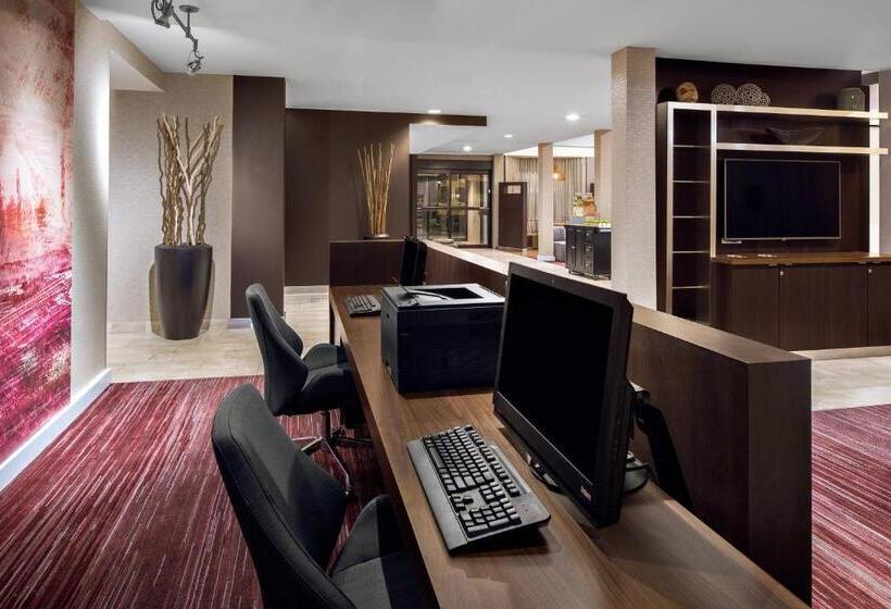 هتل Courtyard By Marriott Pittsburgh Airport