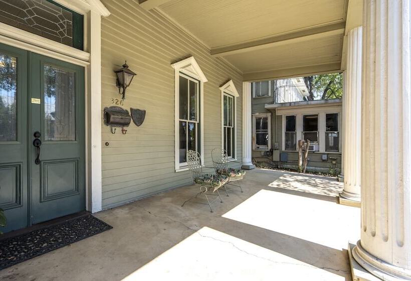 בית מלון כפרי The Crystal River Inn