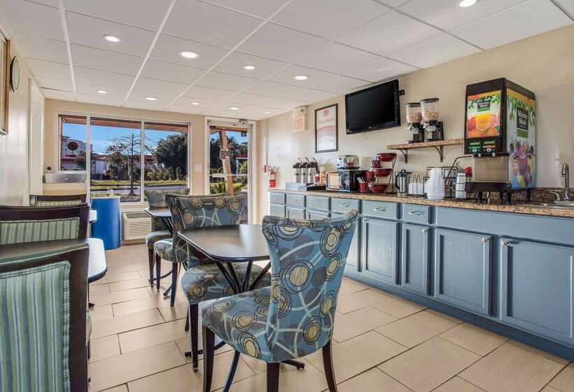 Hotelli Econo Lodge Coliseum