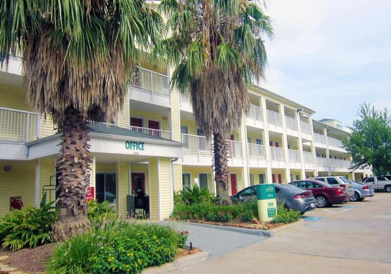 בית מלון כפרי Hometowne Studios By Red Roof Houston   Northwest