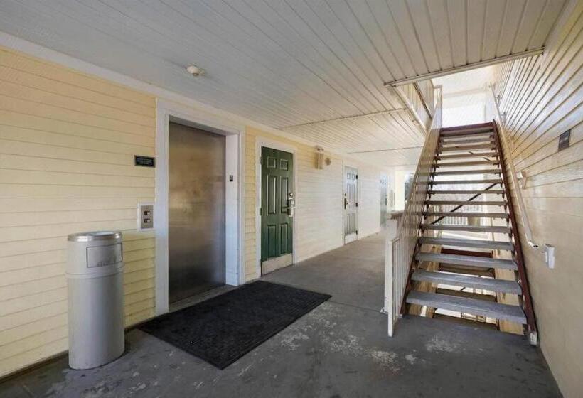هتل Hometowne Studios By Red Roof Lake Charles   Sulphur