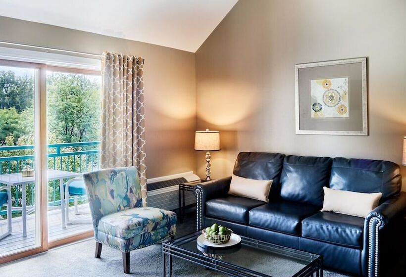 هتل The Cove Of Lake Geneva