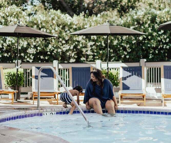 Vinland Hotel And Lounge