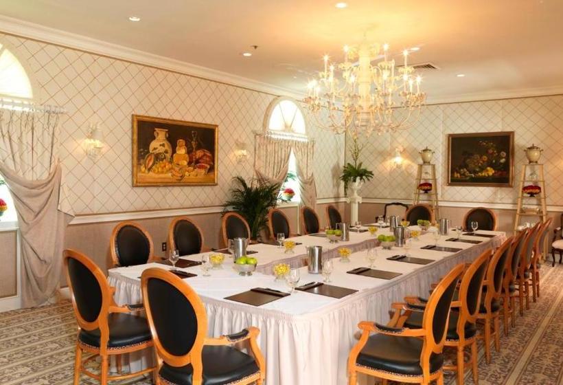 Отель The Chesterfield  Palm Beach