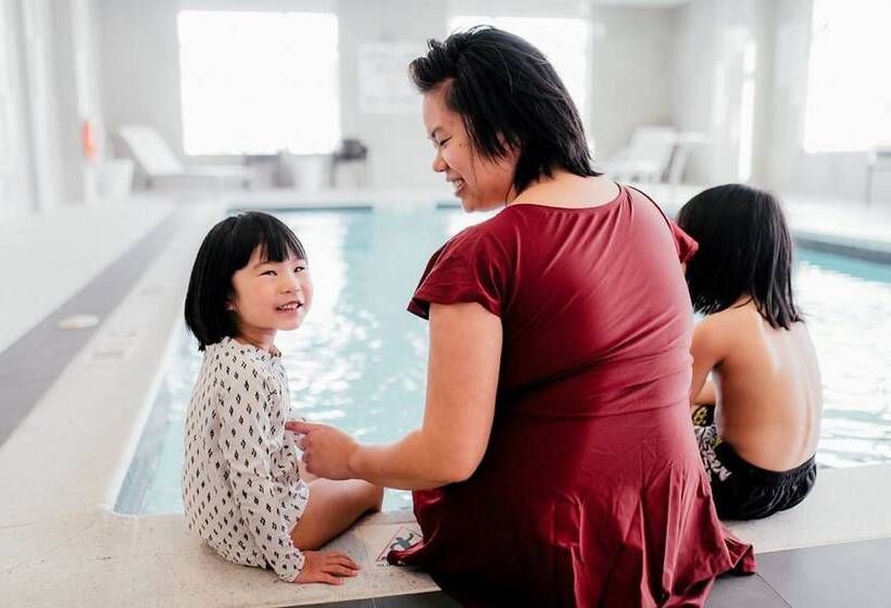 هتل Holiday Inn Express   Sarnia   Point Edward, An Ihg