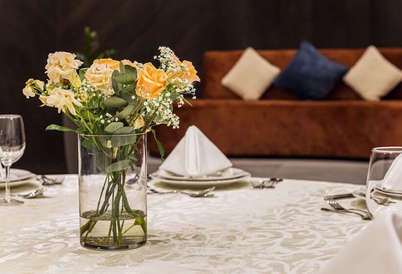 Radisson Blu , Dubai Canal View