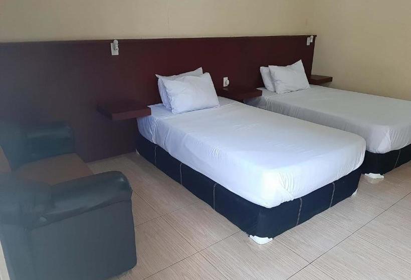 ホテル Oyo 1698 Juma Eluk