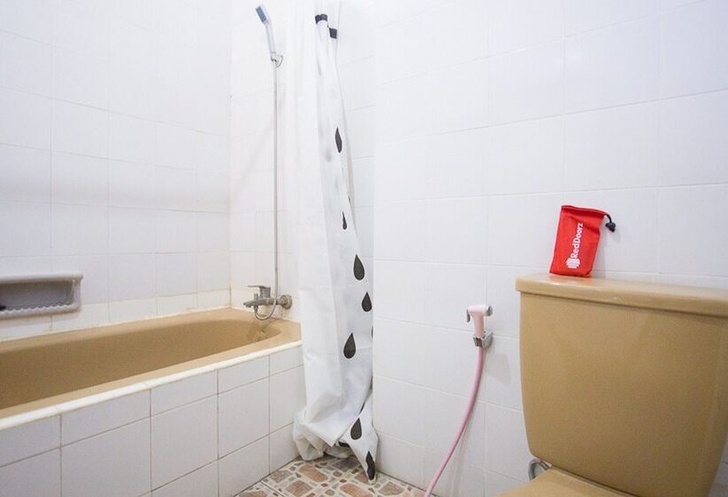 בית מלון כפרי Reddoorz Plus Near Pelabuhan Bitung