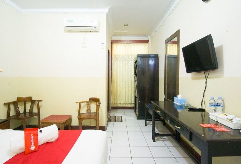 בית מלון כפרי Reddoorz Plus Near Pelabuhan Bitung