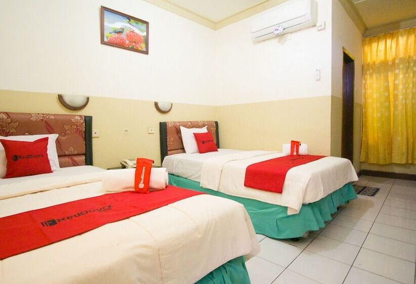 Отель Reddoorz Plus Near Pelabuhan Bitung