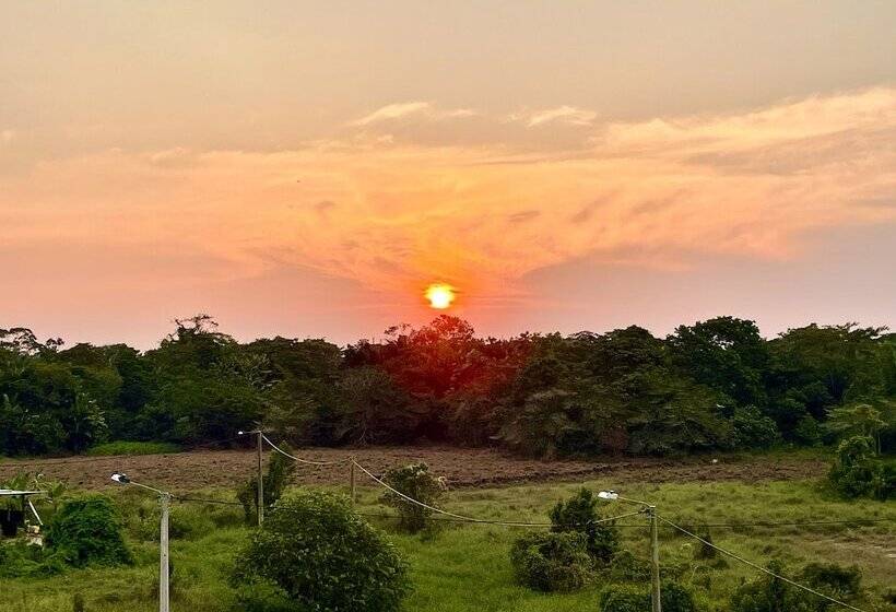 בית מלון כפרי Zugi Inn