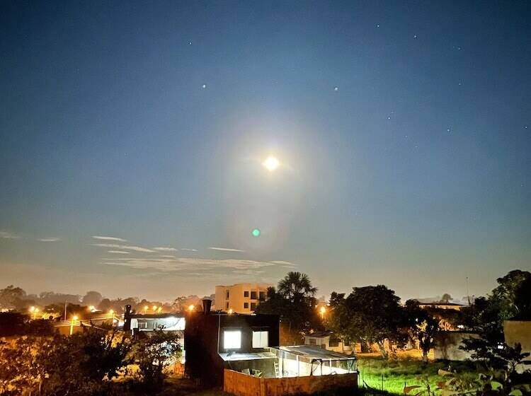 בית מלון כפרי Zugi Inn