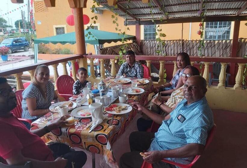 تختخواب و صبحانه Ms. Holder's Comfort Villa