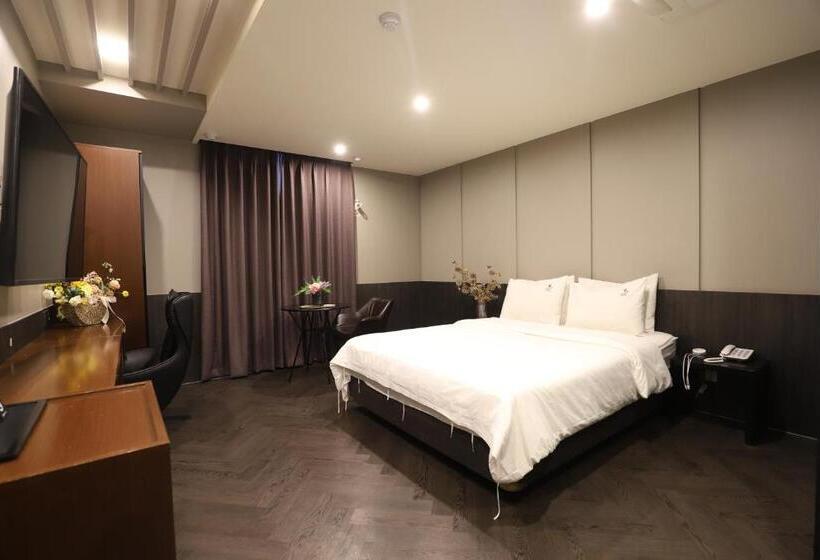 Bon Hotel Business
