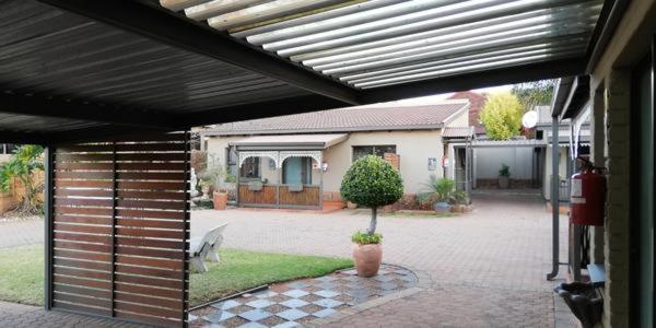 פנסיון Gold Crest Guesthouse
