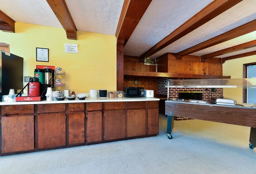 Отель Americas Best Value Inn Suites South Boston
