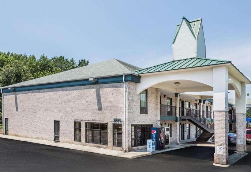 בית מלון כפרי Brentwood Inn & Suites