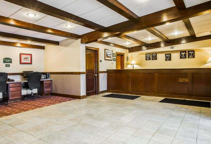 هتل Clarion Inn & Suites At The Outlets Of Lake George
