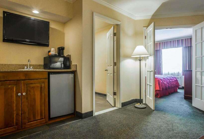 هتل Clarion Inn & Suites At The Outlets Of Lake George