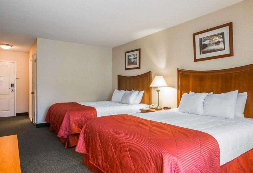 هتل Clarion Inn & Suites At The Outlets Of Lake George
