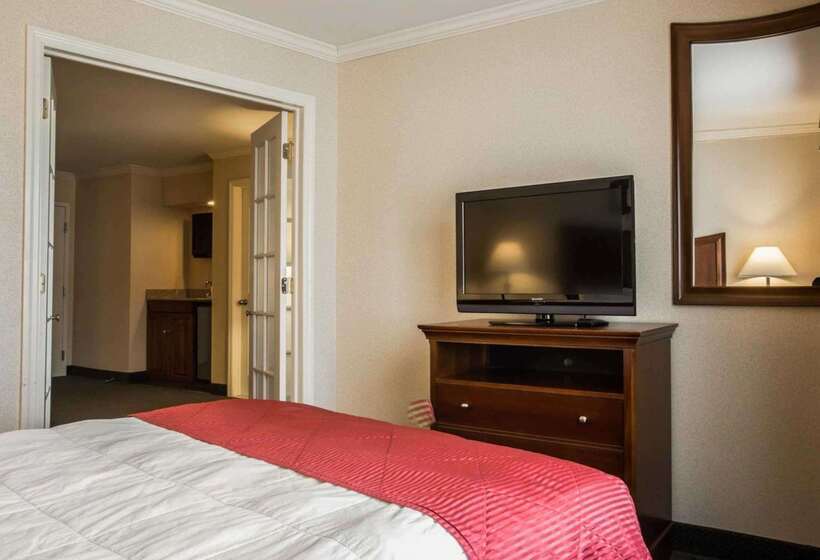 هتل Clarion Inn & Suites At The Outlets Of Lake George
