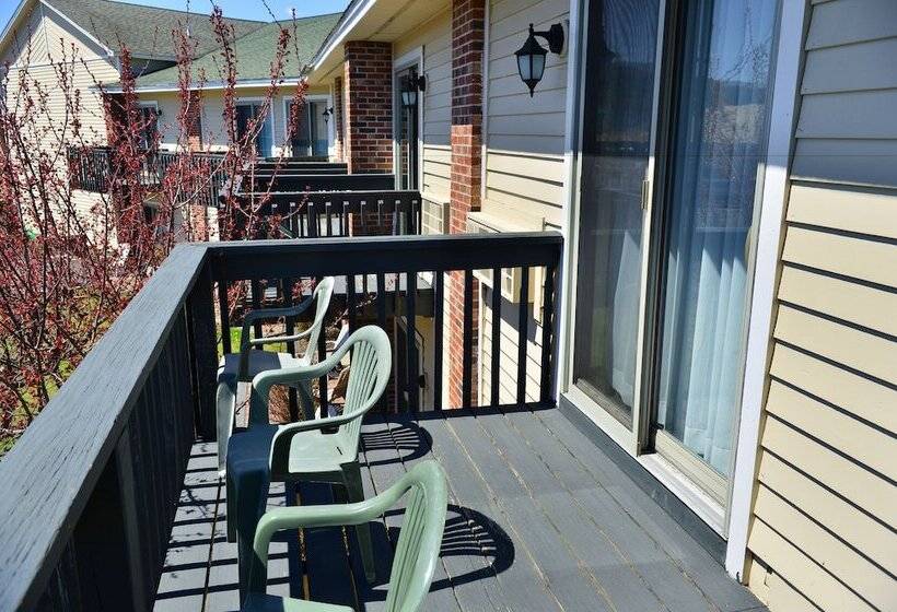 هتل Clarion Inn & Suites At The Outlets Of Lake George
